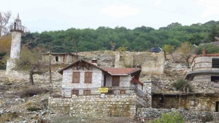 Yerleşim bölgesinin simgesi olan camisiz minareyi kaçak olarak yıktılar