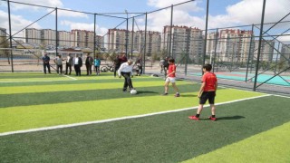 Yeşilyurt Park Alanını inceleyen Başkan Büyükkılıç, gençlerle buluştu