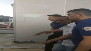 Yıkılma tehlikesi olan köprüye çıkarak canını hiçe saydı