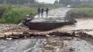 Yıkılmasın diye uzun uğraş verilen geçici köprü borular sürüklenince yıkıldı