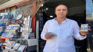 Yıllara ve teknolojiye meydan okuyarak 100 bin parça kaset biriktirdi