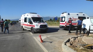 Yine aynı kavşak, yine kaza: Vatandaşlar yardım bekliyor