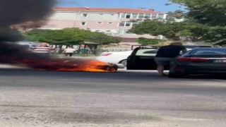 Yol ortasında alev alan motosiklet patlayarak kül oldu