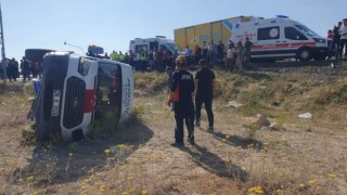 Yolcu minibüsü ile kamyon çarpıştı: 12 yaralı