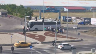 Yolcu otobüsü otomobille çarpıştı; 2 yaralı