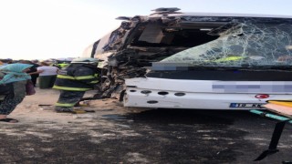 Yolcu otobüsü tıra çarptı, 22 kişi yaralandı