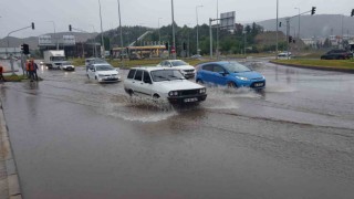 Yollar göle döndü, sürücüler zor anlar yaşadı