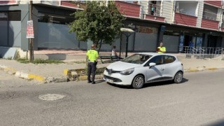 Yolun karşısına geçmeye çalışan çocuğa otomobil çarptı