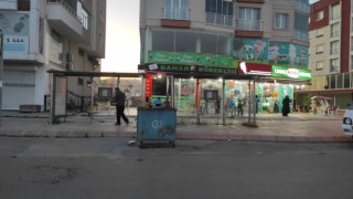 Yolun ortasında duran çöp kovası vatandaşları hayrete düşürdü
