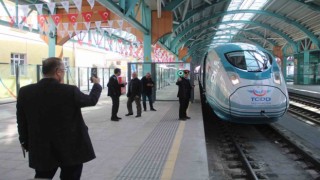 Yüksek Hızlı Tren ile Sivasa insan akını yaşandı