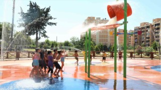 Yüreğirde çocuklar su oyun parkında serinliyor
