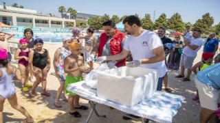 Yüzme kursu öğrencilerine limonlu dondurma sürprizi