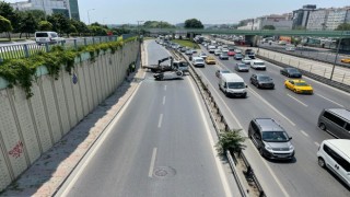 Zeytinburnunda feci kaza: Araç demir korkulukları aşıp yan yola düştü
