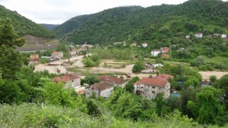 Zonguldakta Ilıksu deresi taştı, karayolunda heyelan meydana geldi