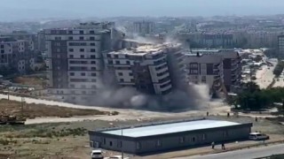 13 katlı binanın kağıt gibi yerle bir olduğu anlar kamerada