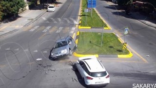3 kişinin yaralandığı kaza kamerada