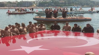 30 Ağustos Zafer Bayramında denizde bayrak açtılar