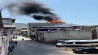 4 katlı binanın çatı katı alev alev yandı