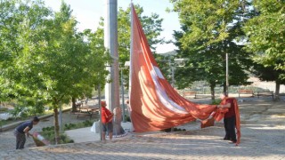 54 haneli mahallede 54 metrekarelik Türk bayrağı