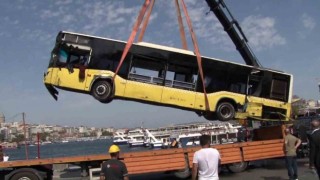 6 saatlik çalışmanın ardından denizden çıkarılan İETT otobüsü garaja götürüldü