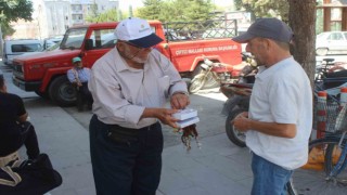 77 yaşında her gün kilometrelerce yürüyerek ekmeğini kazanıyor
