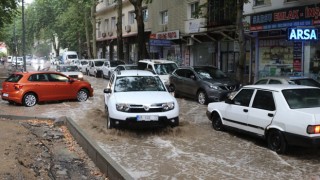 Adana'da sağanak günlük hayatı olumsuz etkiledi