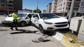 Adıyamanda 2 araç çarpıştı: 3 yaralı
