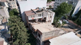 Ağır hasarlı bina yıkım esnasında hafif hasarlı binanın üzerine yıkıldı