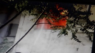 Ağır hasarlı binada yangın