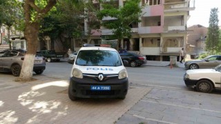 Ağır hasarlı binadaki asansörü sökmeye çalışan işçi 4üncü kattan düştü