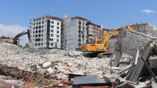 Ağır Hasarlı Binaların Yıkım Çalışmaları Devam Ediyor
