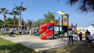 Akdenizde parklardaki oyun grupları yenileniyor