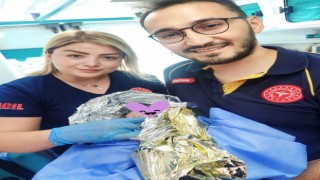Akhisarda genç kadın ambulansta doğum yaptı