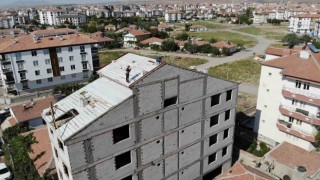 Aksarayda 5 katlı binanın çatısında ölüme meydan okurcasına çalıştılar