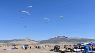 Aksaraydan atlayan paraşütçüler Karapınar semalarını renklendirdi