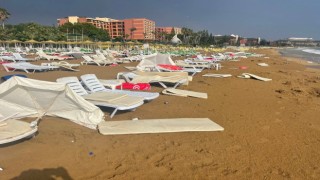 Alanya plajında tatilcilere sağanak yağış ve fırtına şoku