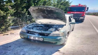 Alev alan otomobilde maddi hasar oluştu