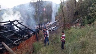 Alevlere teslim olan ev ile ahır küle döndü, yangının ormana sıçraması engellendi