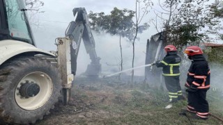 Alevlere teslim olan samanlık kül oldu
