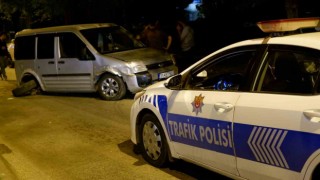 Alkollü sürücü ortalığı birbirine kattı, park halindeki 4 araca çarparak durabildi