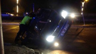 Alkollü sürücünün kullandığı cip sinyalizasyon direğine çarpıp yan yattı: O anlar kamerada