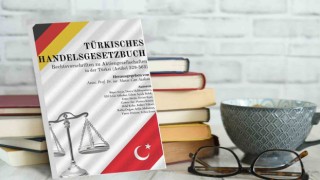 Almanca hukuk kitabı yazdılar, gelirini depremzedelere bağışladılar