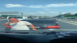 Ambulansın önünü kesip içine bakmak isteyen kişiye cezai işlem