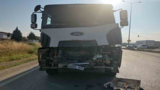 Ankarada çöp kamyonu ile hafriyat kamyonu çarpıştı: 2 yaralı