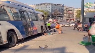 Ankarada EGO otobüsünün çarptığı direk vatandaşın üzerine düştü