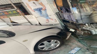 Ankarada kontrolden çıkan otomobil dükkanın içine girdi