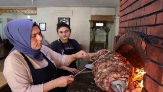 Anne kız cağ kebabı yapıyor