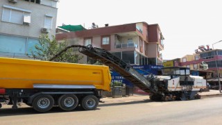 Antalya Bulvarı yan yolunda asfalt yenileme çalışması