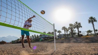 Antalya'da Büyükşehir belediyesinden plaj voleybolu sahası