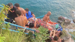 Antalyada 40 metrelik falezlerden denize düşen Rus kadın turist için kurtarma seferberliği